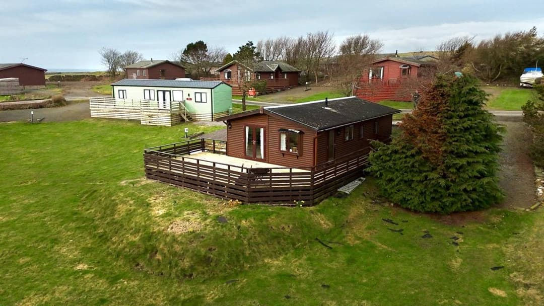 EXQUISITE WOODEN LODGE - AN UNBEATABLE OFFER ON A LUXURY HOLIDAY HOME!