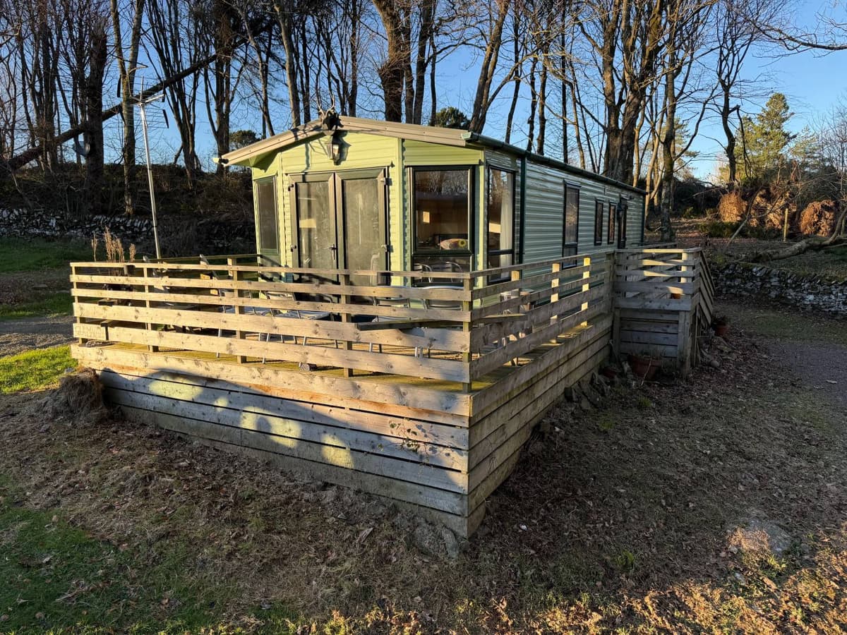 Luxury Rolls-Royce Style 2-Bed Caravan with Full Wrap-Around Decking &amp;amp;amp;amp; New Boiler