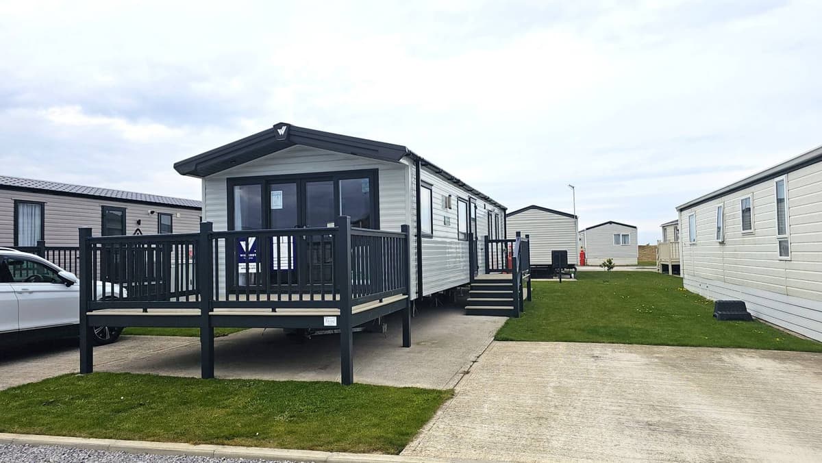 ** THE BEAUTIFUL WILLERBY MANOR - £57,995 **