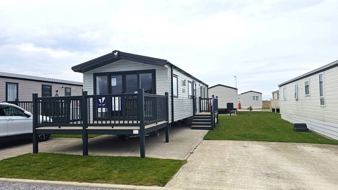 ** THE BEAUTIFUL WILLERBY MANOR - £57,995 **