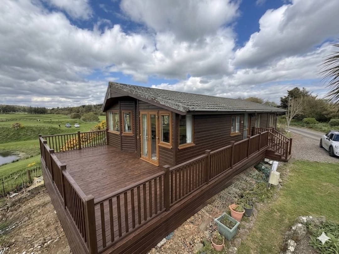 Luxury 3-Bed Golf Course Lodge! Brand New Decking &amp;amp;amp; Stunning Views – Enquire Now For 2041 License.