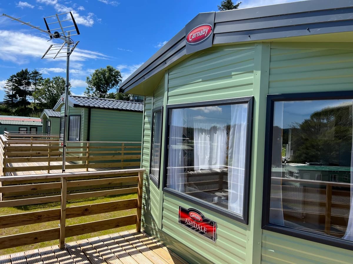 LUXURY CARAVAN , SITE FEES INCLUDED, DECKING INCLUDED 