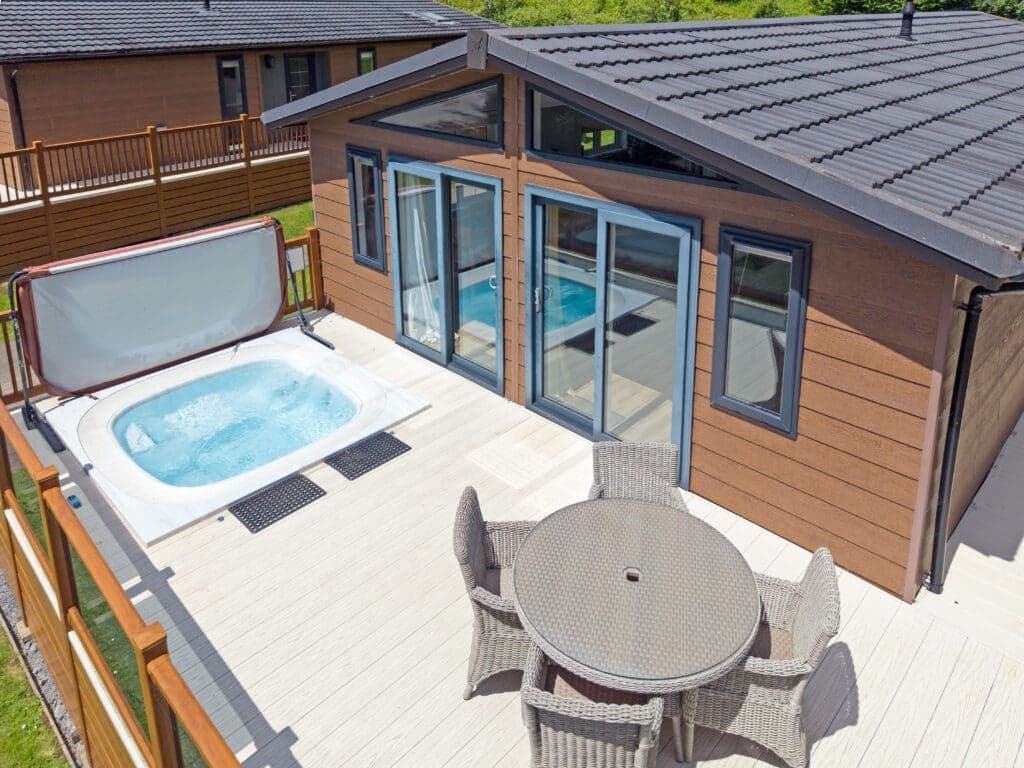 Pathfinder Forest Lodge with hot tub